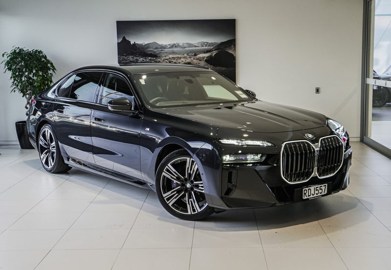 2023 BMW 750i 750e xDrive M Sport image 1