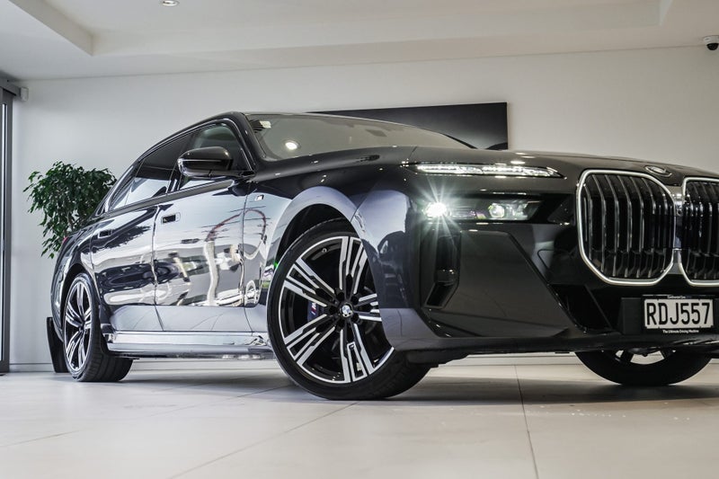 2023 BMW 750i 750e xDrive M Sport image 2
