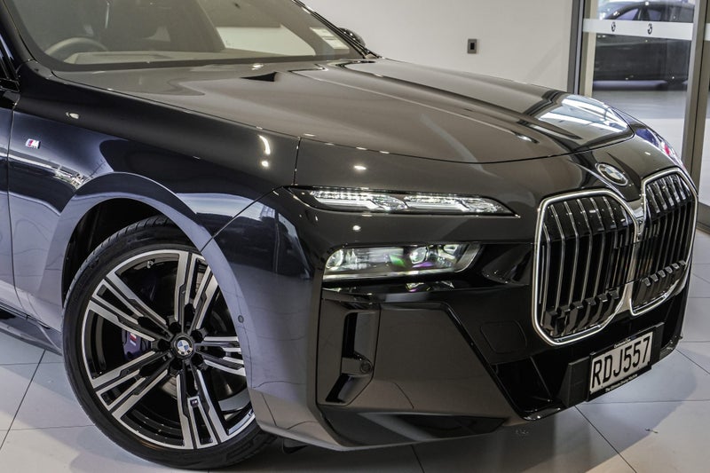 2023 BMW 750i 750e xDrive M Sport image 3