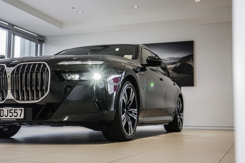 2023 BMW 750i 750e xDrive M Sport image 5
