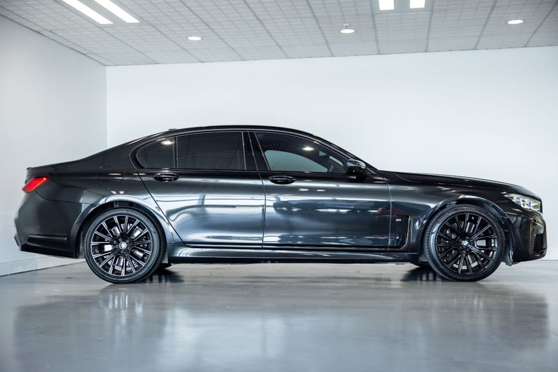 2023 BMW 750i xDrive M Sport image 3