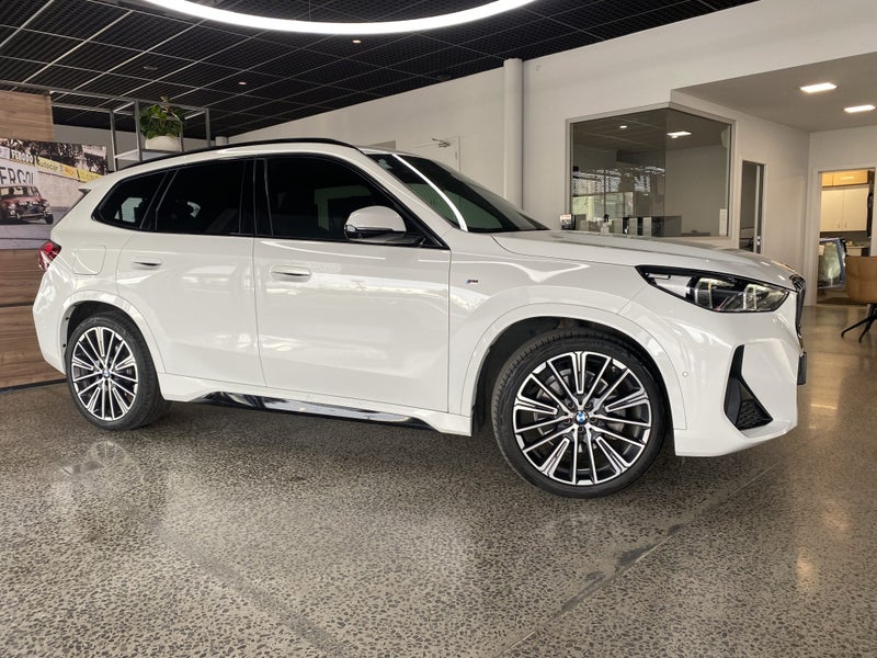 2023 BMW iX1 xDRIVE30 M Sport image 2
