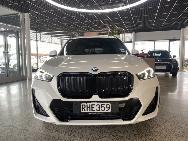2023 BMW iX1 xDRIVE30 M Sport image 3