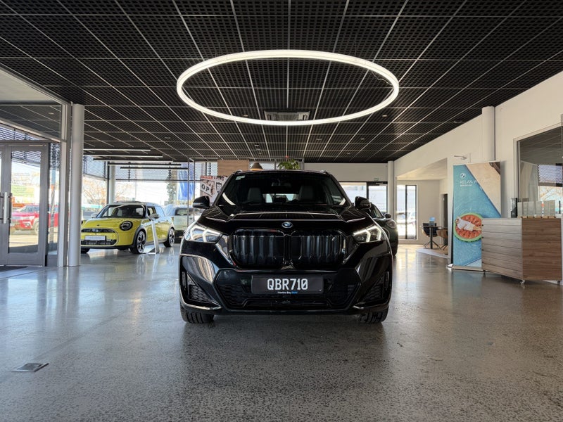 2023 BMW iX1 xDRIVE30 M Sport image 2