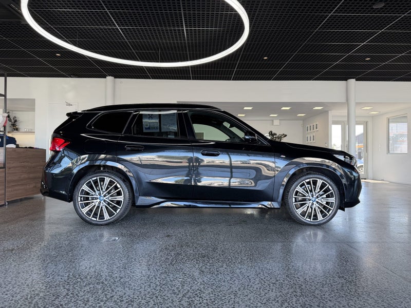 2023 BMW iX1 xDRIVE30 M Sport image 3