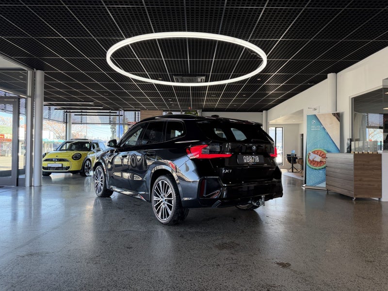 2023 BMW iX1 xDRIVE30 M Sport image 4
