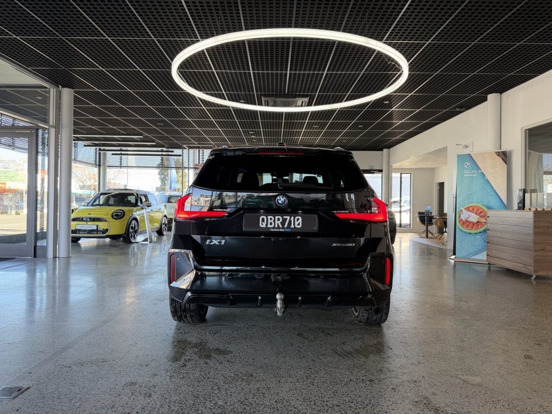 2023 BMW iX1 xDRIVE30 M Sport image 5
