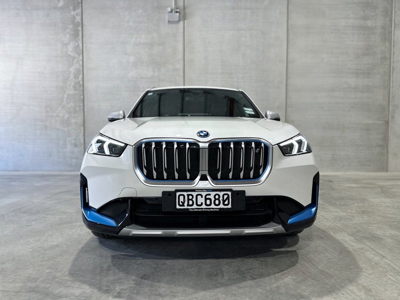 2023 BMW iX1 xDrive30 X-Line image 2