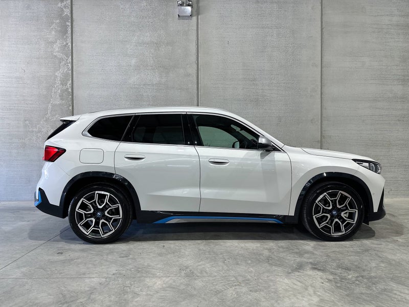 2023 BMW iX1 xDrive30 X-Line image 3