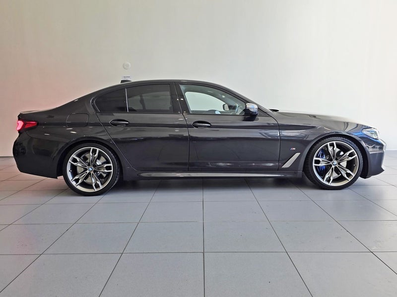 2023 BMW M550i xDrive Sedan M Performance image 3