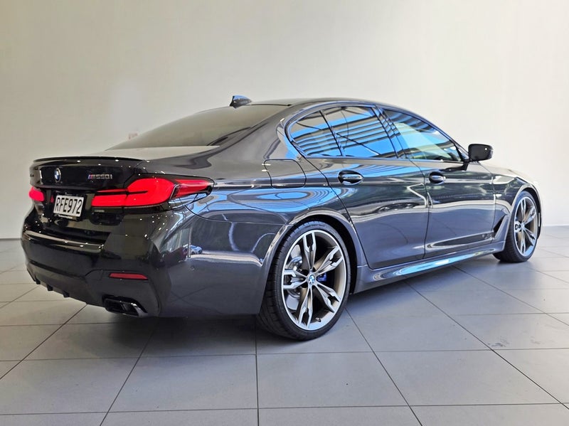 2023 BMW M550i xDrive Sedan M Performance image 4