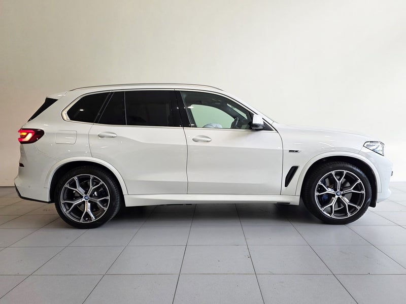 2023 BMW X5 xDrive45e iPerformance M Sport + In... image 3
