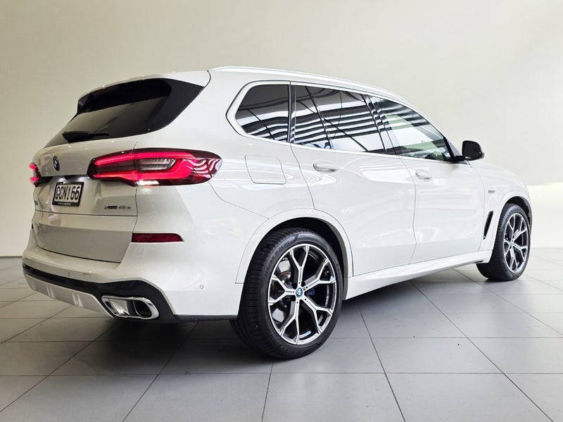 2023 BMW X5 xDrive45e iPerformance M Sport + In... image 4
