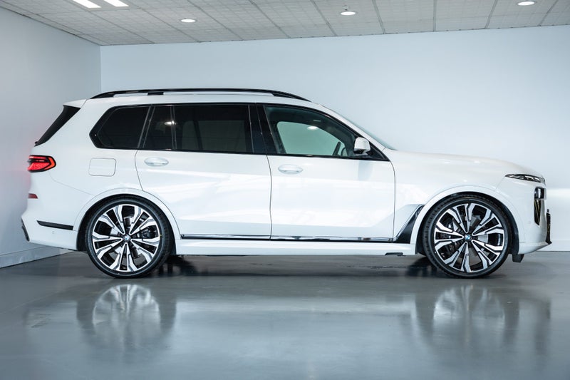 2023 BMW X7 xDrive40d M Sport + Luxury image 5