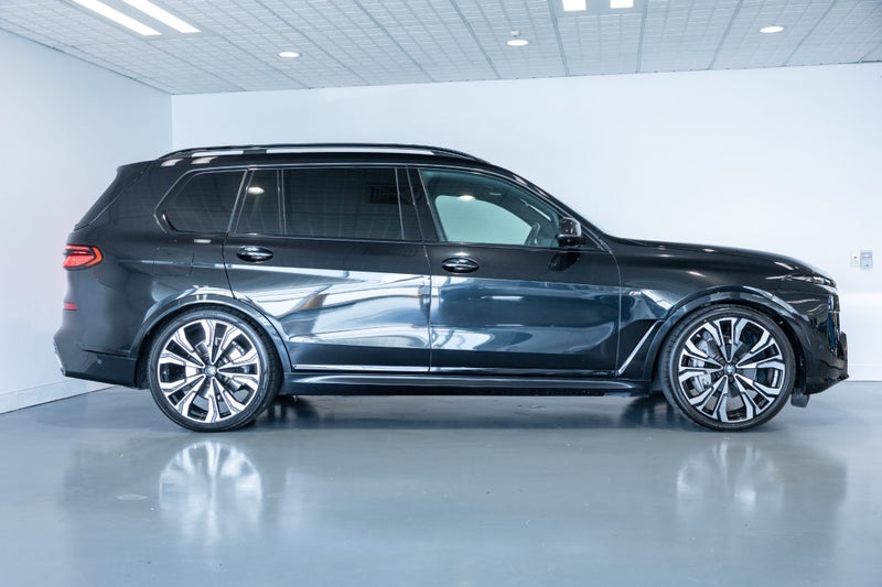 2023 BMW X7 xDrive40d M Sport + Luxury image 5