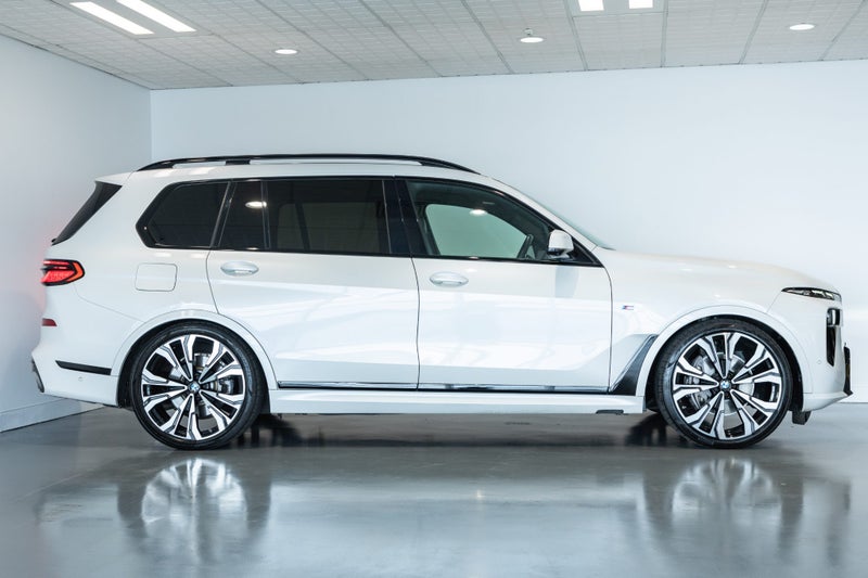 2023 BMW X7 xDrive40d M Sport + Luxury image 5