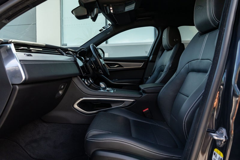 2023 Jaguar F-PACE P250 R-Dynamic SE image 3