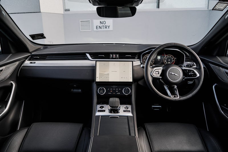 2023 Jaguar F-PACE P250 R-Dynamic SE image 4