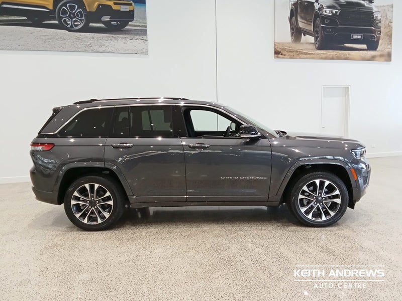 2023 Jeep Grand Cherokee Overland 5-Seat image 3
