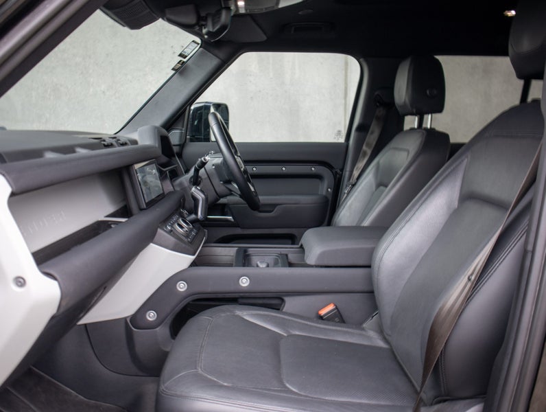 2023 Land Rover Defender 110 D300 S image 3