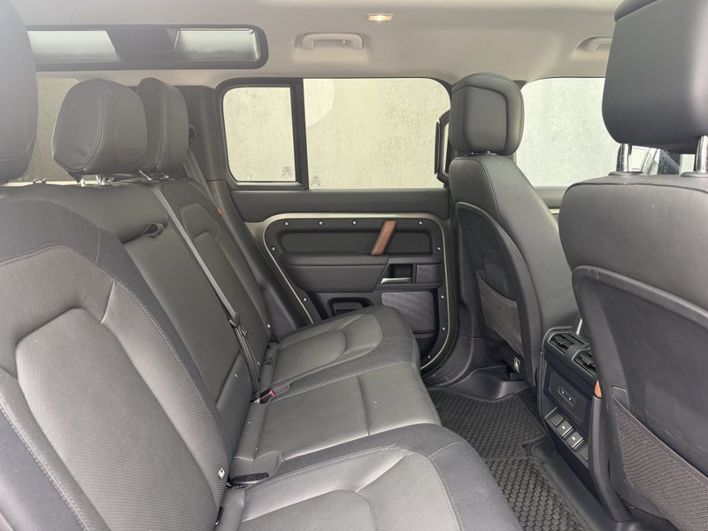 2023 Land Rover Defender 110 D300 X-Dynamic HSE image 5