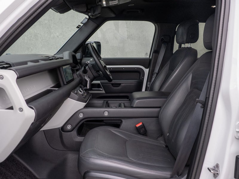 2023 Land Rover Defender 110 P400 HSE image 3