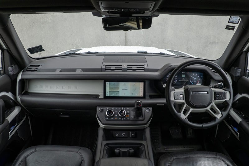 2023 Land Rover Defender 110 P400 HSE image 4