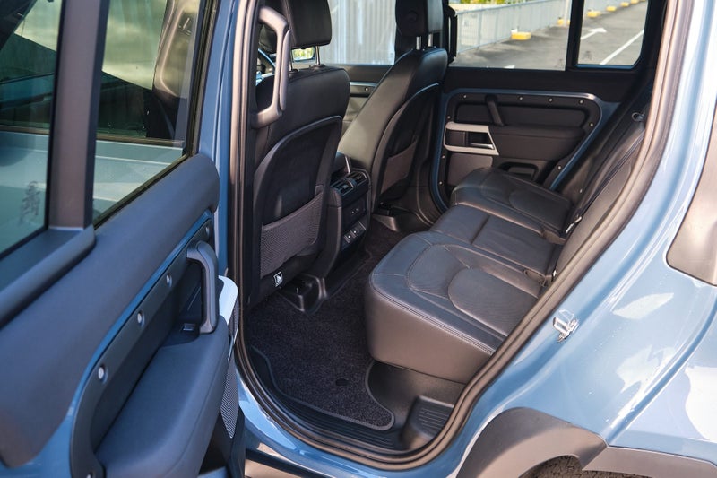 2023 Land Rover Defender 110 P400 SE image 4