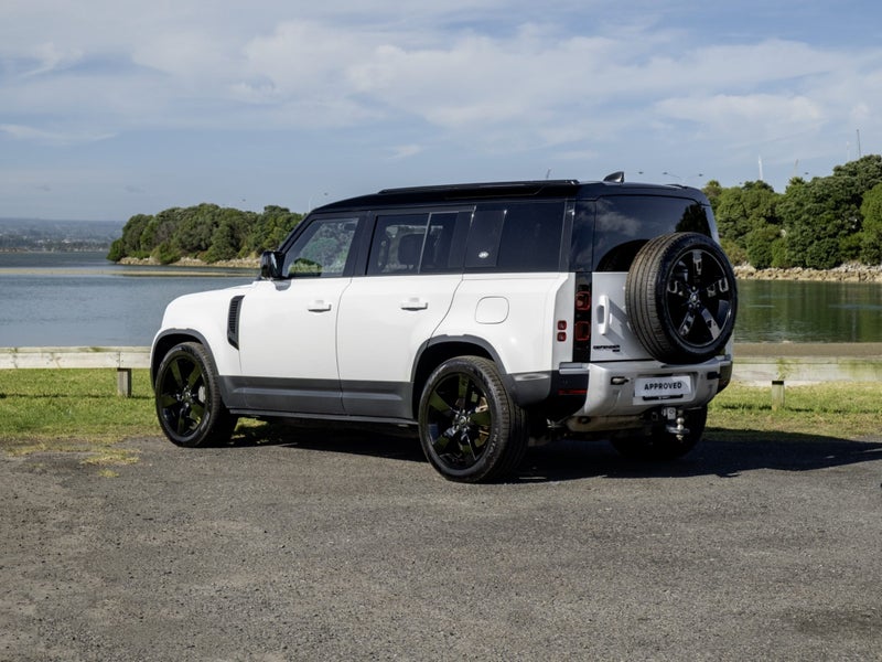 2023 Land Rover Defender 110 P400E HSE image 2
