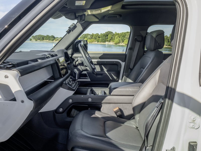 2023 Land Rover Defender 110 P400E HSE image 3