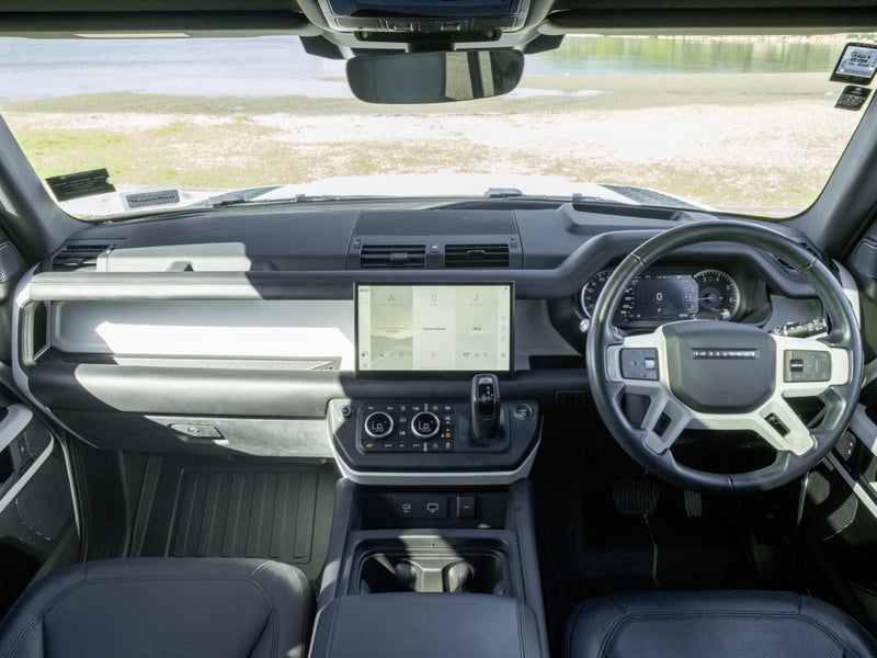 2023 Land Rover Defender 110 P400E HSE image 4