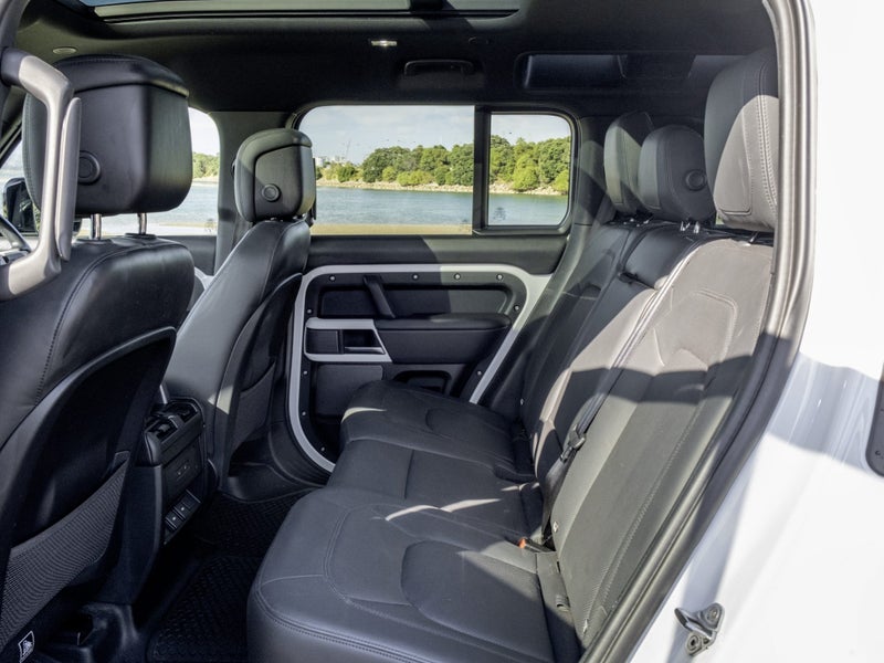 2023 Land Rover Defender 110 P400E HSE image 5