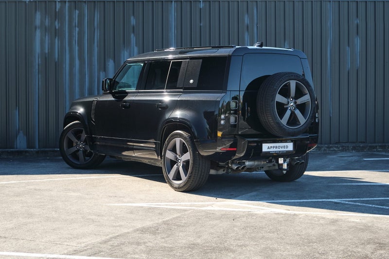 2023 Land Rover Defender 110 V8 image 3