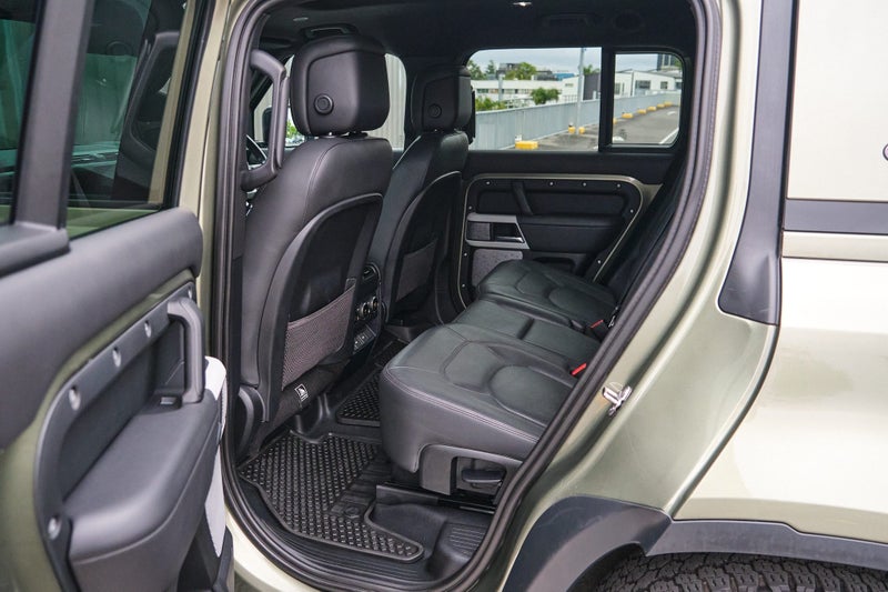 2023 Land Rover Defender 130 D300 HSE image 4