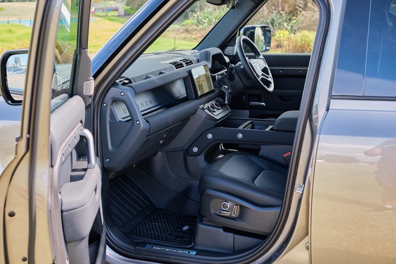 2023 Land Rover Defender 130 D300 X-Dynamic SE image 3