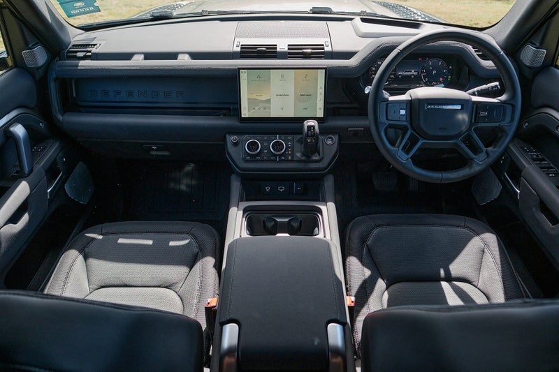 2023 Land Rover Defender 130 D300 X-Dynamic SE image 4