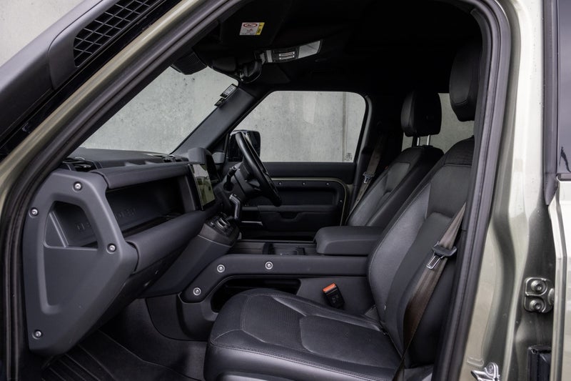 2023 Land Rover Defender 130 D300 X-Dynamic SE image 3