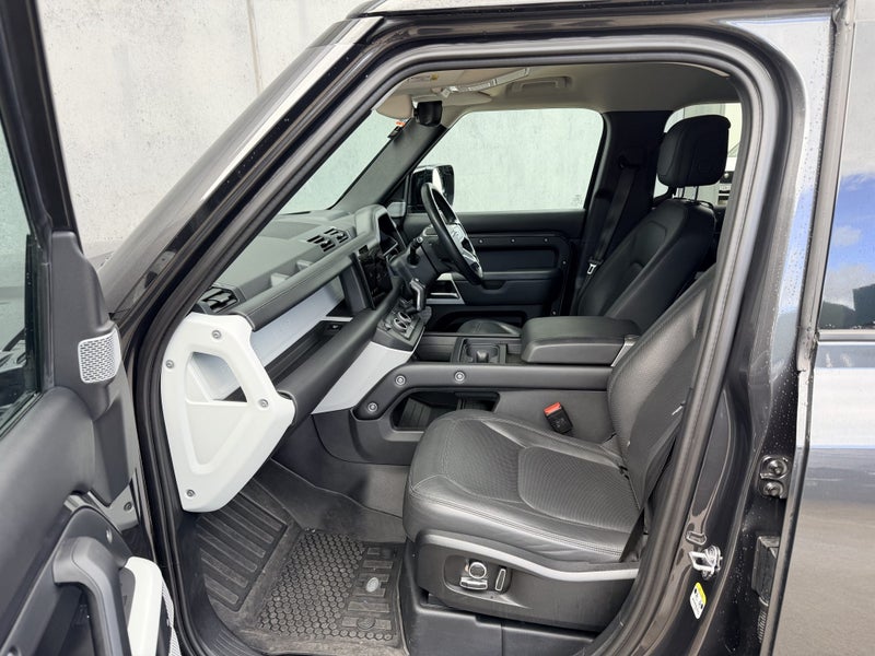 2023 Land Rover Defender 130 P400 HSE image 3