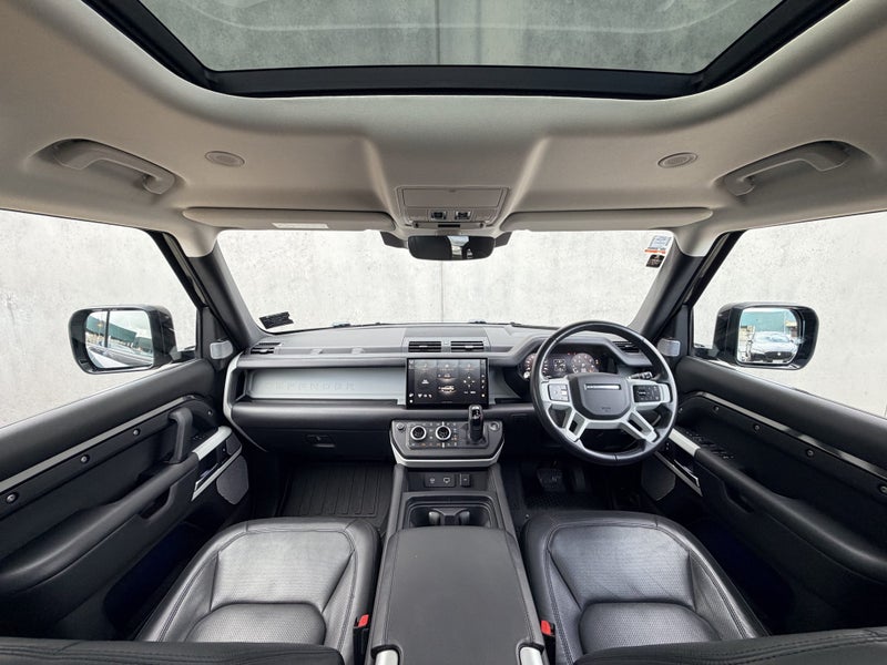 2023 Land Rover Defender 130 P400 HSE image 4
