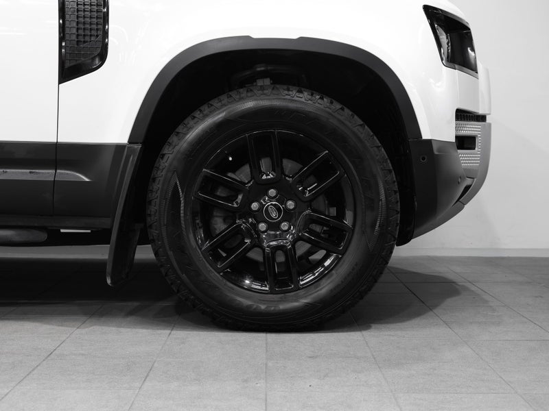 2023 Land Rover Defender 90 D240 SE 4WD image 5