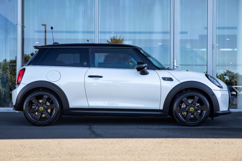 2023 MINI Cooper SE Full electric Yours image 3
