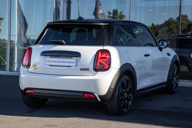 2023 MINI Cooper SE Full electric Yours image 5