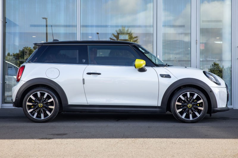 2023 MINI Cooper SE Full electric Yours image 3