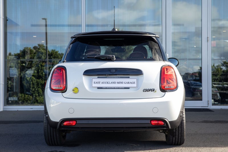 2023 MINI Cooper SE Full electric Yours image 4