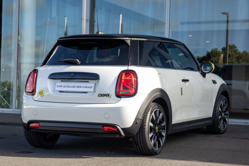2023 MINI Cooper SE Full electric Yours image 5