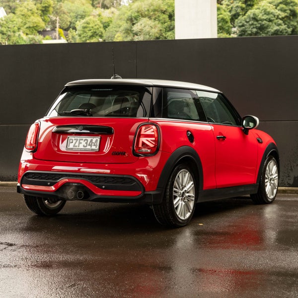 2023 MINI Hatch Cooper S Classic image 2