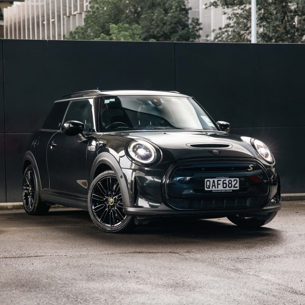 2023 MINI Hatch Cooper SE Electric image 1