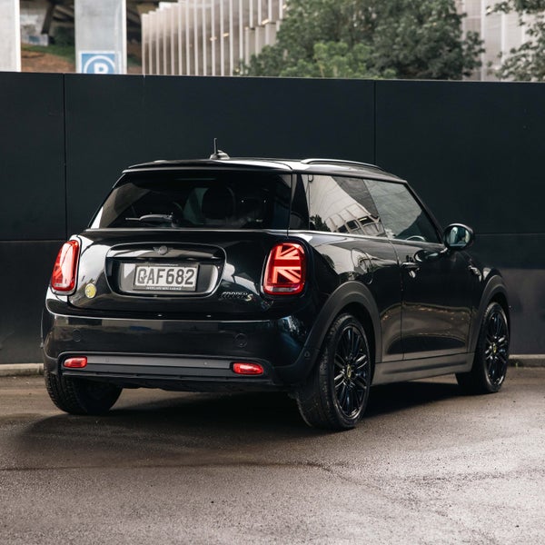 2023 MINI Hatch Cooper SE Electric image 2