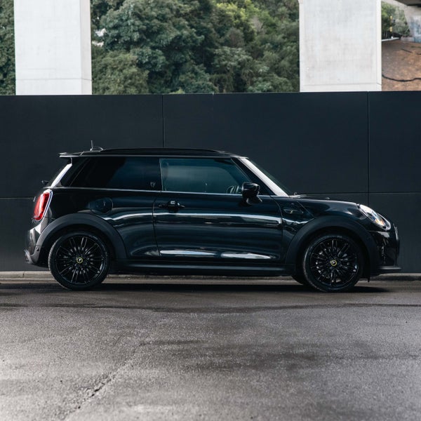 2023 MINI Hatch Cooper SE Electric image 4