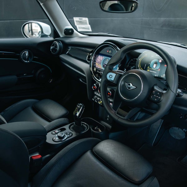 2023 MINI Hatch Cooper SE Electric image 3